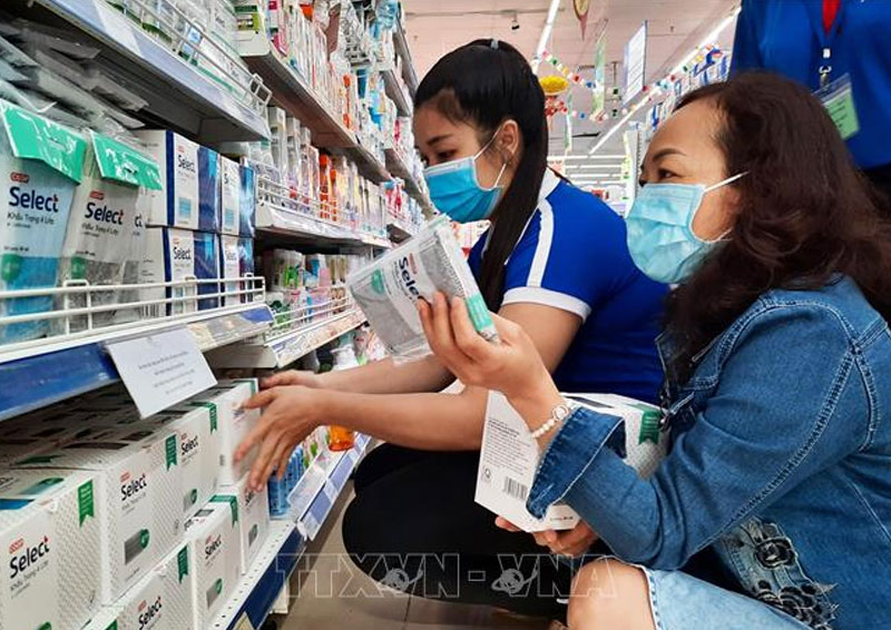 Cơ sở kinh doanh không bán khẩu trang, dung dịch sát khuẩn cho người tiêu dùng sẽ bị xử lý hành chính hoặc bị khởi tố hình sự