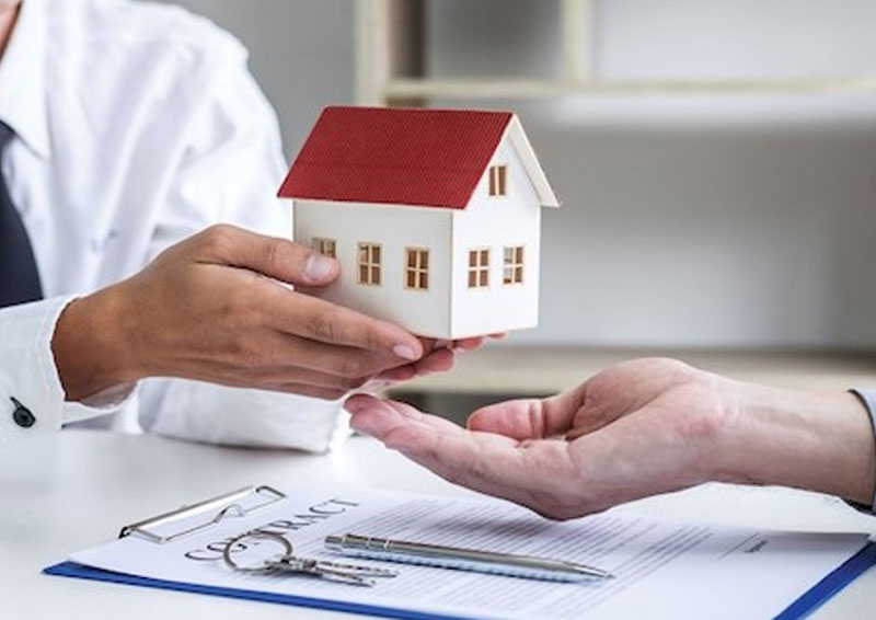 Công ty môi giới bất động sản có được thu tiền đặt cọc của khách hàng
